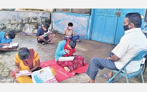 மக்கள் பாராட்டும் மாற்றுத்திறனாளி ஆசிரியர்