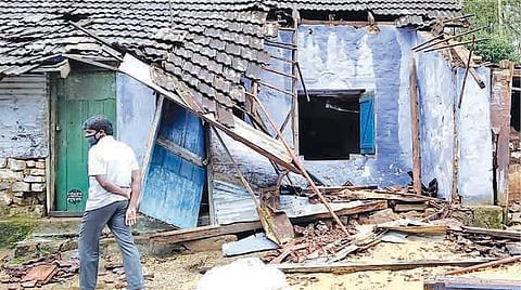கருமலை எஸ்டேட் பகுதியில் காட்டு யானைகளால் சேதப்படுத்தப்பட்ட ரேஷன் கடை.