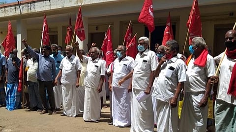 விவசாயக் கடனுக்கான வட்டியை தள்ளுபடி தள்ளுபடி செய்ய வலியுறுத்தி கோவில்பட்டி கோட்டாட்சியர் அலுவலகத்தில் தமிழ்நாடு விவசாயிகள் சங்கம் சார்பில் போராட்டம் நடந்தது.