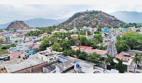 மாவட்டம் உருவாகி 35 ஆண்டுகள் ஆகியும் வளர்ச்சிப்பாதைக்கு `வழி தெரியாத' திண்டுக்கல் மாவட்டம்
