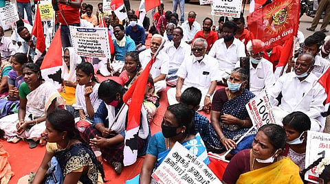 மறியல் போராட்டம்.