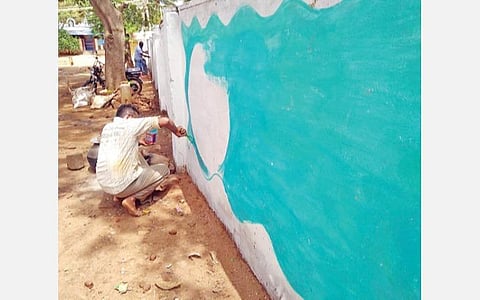 தன்னம்பிக்கை கருத்துகளால் பளிச்சிடும் அரசுப் பள்ளி சுற்றுச்சுவர்கள்