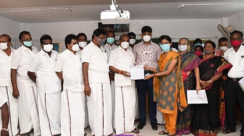எட்டயபுரம் பாரதியார் அரசு மகளிர் பள்ளி வளாகத்தில் நடந்த தூத்துக்குடி மாவட்டத்தில் கல்வித்துறை இளநிலை உதவியாளர் பணிக்கு தேர்வு செய்யப்பட்டவர்களுக்கு அமைச்சர் கடம்பூர் ராஜூ பணிநியமன ஆணையை வழங்கினார்.