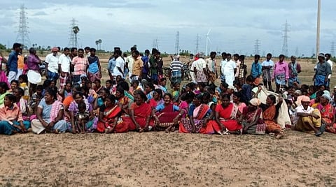 கயத்தாறு அருகே தலையால்நடந்தான்குளம் கிராமத்தில் மின்சாரம் தாக்கி விவசாயி உயிரிழந்ததை தொடர்ந்து, மின்கம்பங்களை சீரமைக்க வலியுறுத்தி அங்குள்ள குளத்தில் இறங்கி கிராம மக்கள் போராட்டத்தில் ஈடுபட்டனர்.