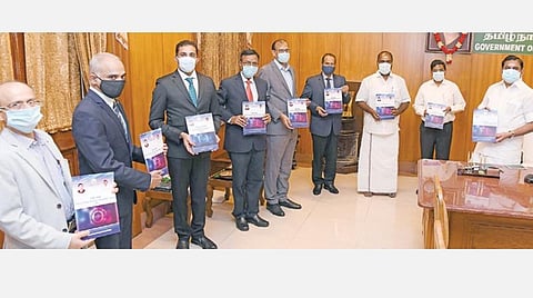 ‘கனெக்ட்’ மாநாட்டையொட்டி, தகவல் தொழில்நுட்பத் துறையால் உருவாக்கப்பட்டுள்ள 3 கொள்கைகளை முதல்வர் பழனிசாமி நேற்று வெளியிட்டார். இதில் அமைச்சர் ஆர்.பி.உதயகுமார், தலைமைச் செயலர் க.சண்முகம், தகவல் தொழில்நுட்பவியல் துறை கூடுதல் தலைமைச் செயலர் ஹன்ஸ்ராஜ் வர்மா, தமிழ்நாடு மின்னணு நிறுவன மேலாண்மை இயக்குநர் எம்.விஜயகுமார், மின்ஆளுமை ஆணையர் சந்தோஷ் கே.மிஸ்ரா மற்றும் உயர் அதிகாரிகள் பங்கேற்றனர்.