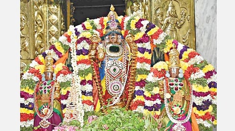 புரட்டாசி முதல் சனிக்கிழமையையொட்டி, சேலம் கோட்டை அழகிரிநாத பெருமாள் கோயிலில் ஸ்ரீதேவி, பூதேவி அன்னையருடன் ராஜ அலங்காரத்தில் பக்தர்களுக்கு சேவை சாதித்த அழகிரிநாதர்.
