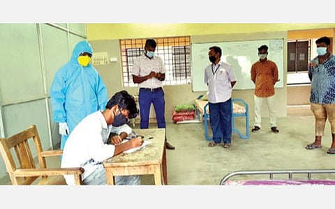 வாணியம்பாடி கரோனா சிகிச்சை மையத்தில் நேற்று பல்கலைக்கழக தேர்வு எழுதி மாணவர்.