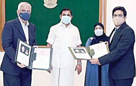 அரியலூரில் உயர்நிலை திறன் மேம்பாட்டு மையம் அமைப்பதற்கான புரிந்துணர்வு ஒப்பந்தத்தை, முதல்வர் பழனிசாமி முன்னிலையில், ராம்கோ சிமென்ட்ஸ் தலைமை செயல் அதிகாரி ஏ.வி.தர்மகிருஷ்ணன், தமிழ்நாடு திறன் மேம்பாட்டுக் கழக நிர்வாக இயக்குநர் வி.விஷ்ணு பரிமாறிக் கொண்டனர். உடன் தொழிலாளர் துறை அமைச்சர் நிலோபர் கபீல்.