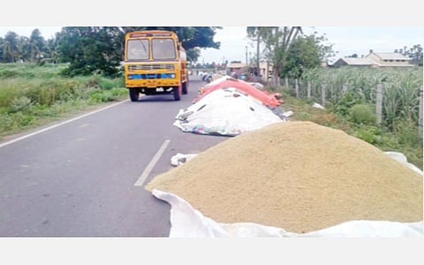 திருமழபாடியில் உள்ள அரசு நேரடி நெல் கொள்முதல் நிலையத்தின் அருகே சாலையின் ஓரத்தில் விவசாயிகள் கொட்டி வைத்துள்ள நெல்மணிகள்.