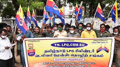 திருச்சி மாவட்ட ஆட்சியர் அலுவலகத்தில் ஆர்ப்பாட்டத்தில் ஈடுபட்ட கேஸ் டெலிவரி செய்யும் தொழிலாளர்கள். | படம்: ஜி.ஞானவேல்முருகன்.