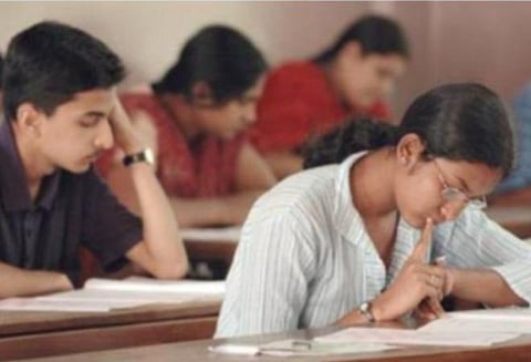 இறுதிப் பருவத் தேர்வுடன் அரியர் தேர்வெழுத அனுமதி கோரி சட்ட மாணவர்கள் வழக்கு: பல்கலைக்கழகப் பதிவாளர் பதிலளிக்க உத்தரவு