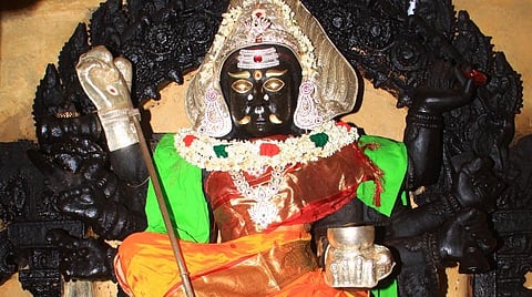 ராகுகாலத்தில் எலுமிச்சை தீபம்; வீட்டில் விளக்கேற்றினால் திருஷ்டி விலகும்!