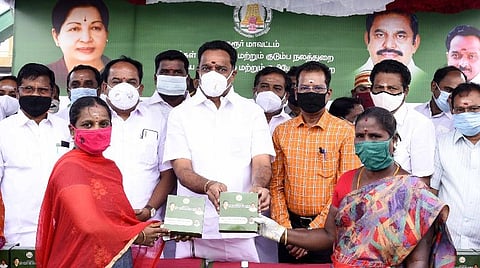 மலிவு விலை மருந்துப் பெட்டக விற்பனையைத் தொடங்கி வைத்த அமைச்சர் எம்.ஆர்.விஜயபாஸ்கர்.
