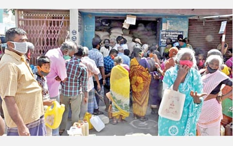 ஈரோடு கள்ளுக்கடை மேடு ரேஷன் கடையில் பயோமெட்ரிக் முறையில் ரேகையினைப் பதிவு செய்வதில் தாமதமானதால், நீண்ட வரிசையில் காத்திருக்கும் மக்கள்.