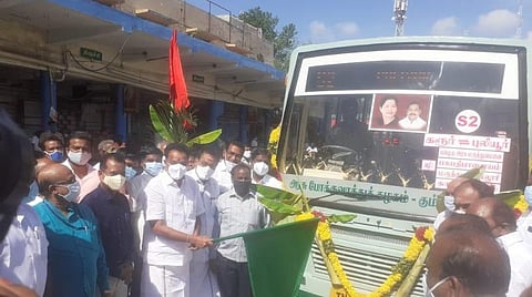 புதிய சிற்றுந்து சேவையை அமைச்சர் எம்.ஆர்.விஜயபாஸ்கர் கொடியசைத்துத் தொடங்கி வைத்தார். அருகில் மாவட்ட ஆட்சியர் த.அன்பழகன் உள்ளிட்டோர்.
