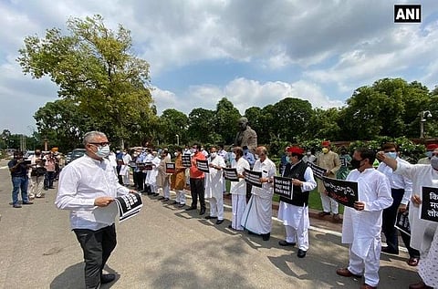 நாடாளுமன்ற வளாகத்தில் எதிர்க்கட்சி எம்.பி.க்கள் போராட்டம் நடத்திய காட்சி. படம் | ஏஎன்ஐ