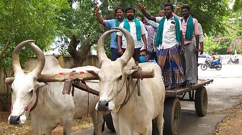 மத்திய அரசு கொண்டு வந்துள்ள வேளாண் திருத்தச்சட்டங்களை திரும்ப பெற வலியுறுத்தி கோவில்பட்டியில் போராட்டம் நடத்த மாட்டு வண்டியில் விவசாயிகள் வந்தனர்.