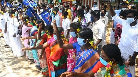 தடை செய்யப்பட்ட மீன்பிடி முறையை தடுக்கக்கோரி மீனவர்கள் காதில் பூச்சூடி போராட்டம்