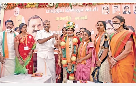 தமிழக பாஜக மகளிர் அணி செயற்குழு கூட்டம் சென்னை எழும்பூரில் நேற்று நடைபெற்றது. இதில் கலந்துகொண்ட பாஜக தேசிய மகளிர் அணி தலைவர் விஜயா ரஹாத்கருக்கு தமிழக பாஜக தலைவர் எல். முருகன், வேல் பரிசாக அளித்தார். மாநில பொது செயலாளர் கரு. நாகராஜன் மற்றும் மகளிர் அணி நிர்வாகிகள் உடனிருந்தனர். படங்கள்: ம.பிரபு
