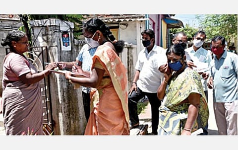 சென்னையை அடுத்த சிட்லப்பாக்கம் ஏரியை ஆக்கிரமித்து கட்டப்பட்டுள்ள சுமார் 250 வீடுகளில் வசிப்பவர்களிடம் விளக்கம் கேட்டு ஊராட்சி அலுவலர்கள் நேற்று நோட்டீஸ் வழங்கினர். படம்: எம்.முத்துகணேஷ்