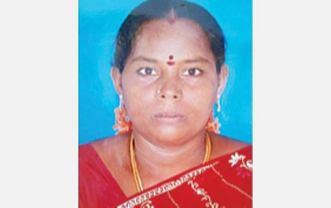 ஆன்லைனில் சூதாடிய கணவர்: மகளுக்கு விஷம் தந்து மனைவி தற்கொலை