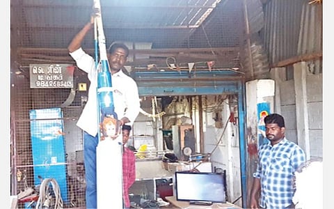 ஆழ்துளைக் கிணற்றில் நேராக விழுந்த குழந்தையை மீட்பது குறித்து தான் வடிவமைத்த கருவியின் உதவியுடன் விளக்குகிறார் ஆட்டோ மெக்கானிக் லெனின்.