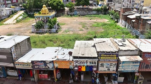 முழுமையாக ஆக்கிரமிப்புகளை அகற்றாததால் கூடலழகர் பெருமாள் கோயில் தெப்பத்திற்கு மழை தண்ணீர் வரவில்லை நடப்பாண்டும் நிலை தெப்ப உற்சவம்தானா?