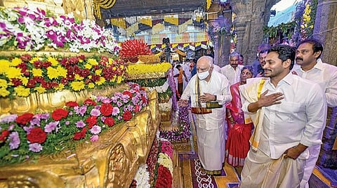 திருமலையில் கர்நாடக விடுதி கட்ட நேற்று அடிக்கல் நாட்டு விழா நடைபெற்றது. இதில் ஆந்திர முதல்வர் ஜெகன்மோகன் ரெட்டி, கர்நாடக முதல்வர் எடியூரப்பா பங்கேற்றனர். படம்: பிடிஐ