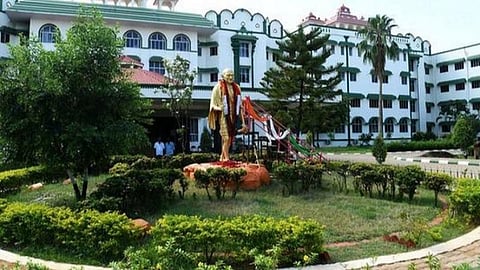 பழநி கோயில் தூய்மைப்பணி டெண்டர் ரத்து உத்தரவுக்கு தடை