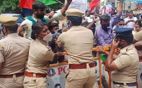 வேளாண் திருத்த மசோதாக்களை ரத்து செய்யக் கோரி நெல்லை மாவட்டத்தில் மறியலில் ஈடுபட்ட 500 பேர் கைது