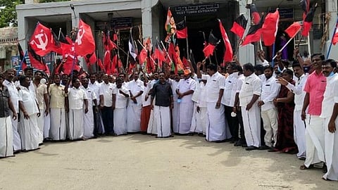 ராமேசுவரம் ராமநாதசுவாமி கோயில் தீர்த்தங்களில் நீராட அனுமதிக்கக் கோரி திமுக கூட்டணி கட்சியினர் ஆர்ப்பாட்டம்