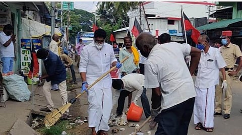 காரைக்கால் மாவட்டம் நெடுங்காட்டில் திமுக மருத்துவர் அணி சார்பில் நடைபெற்ற குப்பை அள்ளும் போராட்டத்தில் ஈடுபட்டோர்.