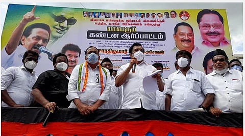 வாணியம்பாடி வருவாய் கோட்டாட்சியர் அலுவலகம் அருகே திமுக சார்பில் நடைபெற்ற கண்டன ஆர்ப்பாட்டத்தில் வேலூர் எம்.பி. கதிர் ஆனந்த் பேசினார்.