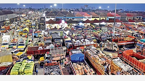 கரோனா வைரஸ் பரவலைக் கட்டுப்படுத்தும் வகையில் மூடப்பட்ட சென்னை கோயம்பேடு காய்கறி சந்தை, 145 நாட்களுக்குப் பிறகு நேற்று திறக்கப்பட்டது. இதைத் தொடர்ந்து, நூற்றுக்கணக்கான லாரிகளில் காய்கறிகள் வந்து இறங்கின. மொத்த வியாபாரிகளும் குவிந்ததால் அங்கு கடும் போக்குவரத்து நெரிசல் ஏற்பட்டது. படம்: ம.பிரபு