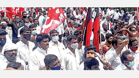வேளாண் சட்டங்களுக்கு எதிர்ப்புத் தெரிவித்து, ஆவடியில் நேற்று திமுக மற்றும் அதன் கூட்டணிக் கட்சிகள் சார்பில் ஆர்ப்பாட்டம் நடைபெற்றது. இதில், திருவள்ளூர் தெற்கு மாவட்ட திமுக செயலர் சா.மு.நாசர் உள்ளிட்டோர் பங்கேற்றனர். படம்: இரா.நாகராஜன்