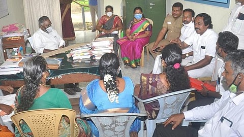 தக்கலை ஊராட்சி ஒன்றிய அலுவலகத்திற்குள் பஞ்சாயத்து தலைவர்கள் உள்ளிருப்புப் போராட்டம்: ஊராட்சி நிர்வாகம் தன்னிச்சையாக செயல்படுவதாக குற்றச்சாட்டு