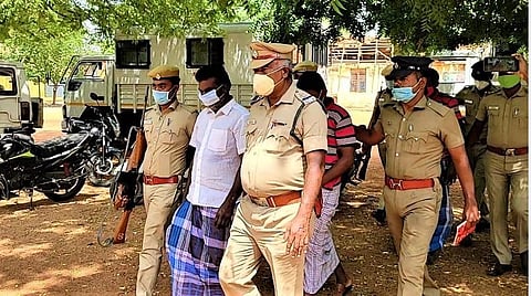 தட்டார்மடம் செல்வன் கொலை வழக்கில் சிறையில் உள்ள 4 பேரையும் போலீஸார் கோவில்பட்டி குற்றவியல் நீதிமன்றத்தில் ஆஜர்படுத்த அழைத்து வந்தனர்.