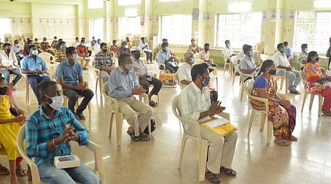 ராணிப்பேட்டையில் நடைபெற்ற நிகழ்ச்சியில் இழந்த செல்போன்களை திரும்பப் பெற வந்திருந்த பொதுமக்கள்.