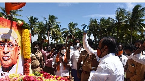 இந்து முன்னணி நிறுவனர் ராம கோபாலன் உருவப்படத்துக்கு அஞ்சலி செலுத்தும் ஹெச்.ராஜா.