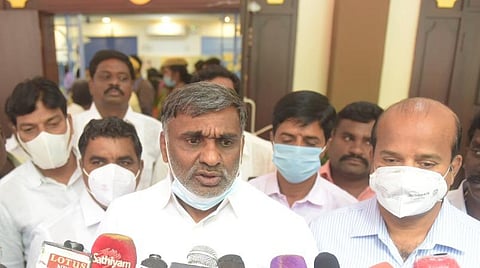 வேலூர் மாவட்ட ஆட்சியர் அலுவலகத்தில் செய்தியாளர்கள் சந்திப்பில் பேசும் அமைச்சர் கே.சி.வீரமணி.