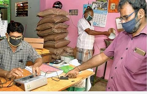 இனி குடும்பத்தினர் மட்டுமே பொருட்களை வாங்க முடியும்; கைரேகை கட்டாயம்?- ரேஷன் கடைகளில் அமலுக்கு வந்த புதிய நடைமுறைகள்