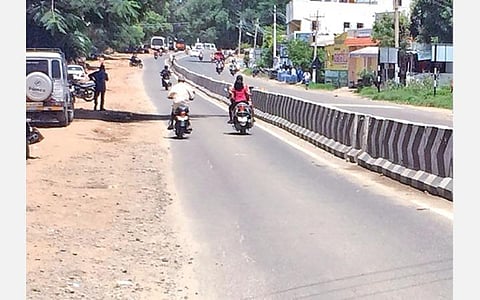 அத்திக்கடவு - அவிநாசி திட்ட நீர் நிலைகள் இணைப்புக்காக மேற்கொள்ளப்படும் ராட்சத குழாய்கள் பதிப்பு பணியால் பழுதாகும் சாலைகள்: விரைந்து சீரமைக்க வாகன ஓட்டிகள், பொதுமக்கள் வலியுறுத்தல்