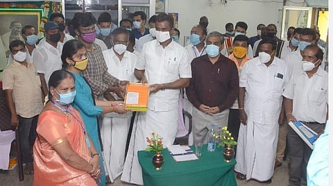 கோவையில் ரூ.1.8 கோடி மதிப்பிலான கதர் கிராமப் பொருட்கள் விற்பனை: அமைச்சர் எஸ்.பி.வேலுமணி தகவல்