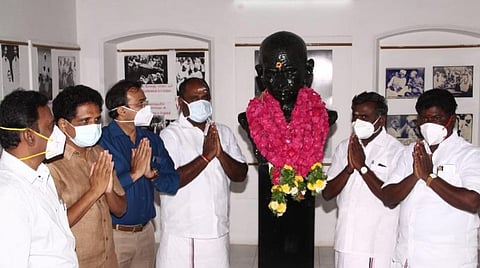 படவிளக்கம்; காந்தி உருவசிலைக்கு மாலை அணிவித்து மரியாதை செலுத்திய அமைச்சர் ஆர்பி.உதயகுமார், ஆட்சியர் டிஜி.வினய், மாநகராட்சி ஆணையார் விசாகன்