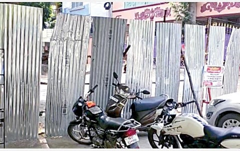 இருபுறமும் தகரம் கொண்டு அடைக்கப்பட்டுள்ள சென்னை மேற்கு மாம்பலம் ருக்மணி தெரு.