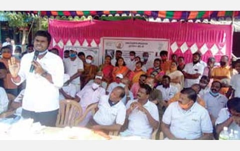 கரூரில் நேற்று நடைபெற்ற தூய்மை பாரத இயக்க விழாவில் பேசுகிறார் பாஜக மாநில துணைத் தலைவர் கே.அண்ணாமலை. உடன், மாவட்டத் தலைவர் கே.சிவசாமி உள்ளிட்டோர்.