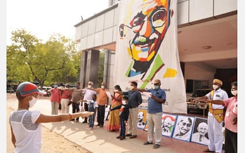 காந்தி ஜெயந்தியை முன்னிட்டு 15 அடி உயர துணியில் இரு மாணவர்கள் வரைந்த மகாத்மா காந்தியடிகளின் ஓவியம், திருநெல்வேலி மாநகராட்சி கட்டிடத்தில் காட்சிப்படுத்தப்பட்டது. மாணவர்களைப் பாராட்டி, தேசிய ஒருமைப்பாடு உறுதிமொழியை மாநகராட்சி ஆணையர் கண்ணன் மற்றும் அதிகாரிகள் ஏற்றனர். படம்: மு.லெட்சுமி அருண்.