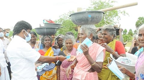 புதுக்கோட்டை மாவட்டம் இலுப்பூர் அருகே பாக்குடியில் தேசிய ஊரக வேலை உறுதியளிப்புத் திட்டப் பணியாளர்களுக்கு இலவச முகக் கவசம் வழங்குகிறார் அமைச்சர் சி.விஜயபாஸ்கர்.