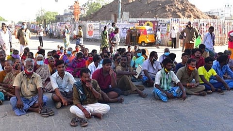 மதுரையில் வீடுகளுக்கு முன்பு நிறுத்திய ஆட்டோ, டூவீலர்களை நொறுக்கிய கும்பல்: சம்பந்தப்டோரைப் பிடிக்க வலியுறுத்தி மறியல்