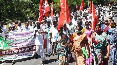 குடியேறும் போராட்டத்திற்காக ஆட்சியர் அலுவலகத்துக்குள் ஊர்வலமாக வந்த தமிழ்நாடு விவசாயிகள் சங்கத்தினர்.
